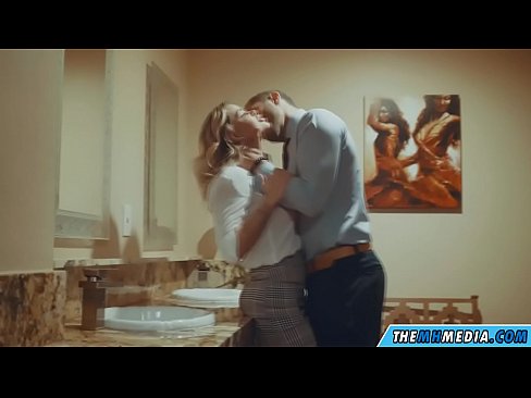 ❤️ Kiam belplena blondulo delogas vin en publika necesejo ❤️ Malmola porno ĉe porno eo.xxxtophd.ru ❌❤